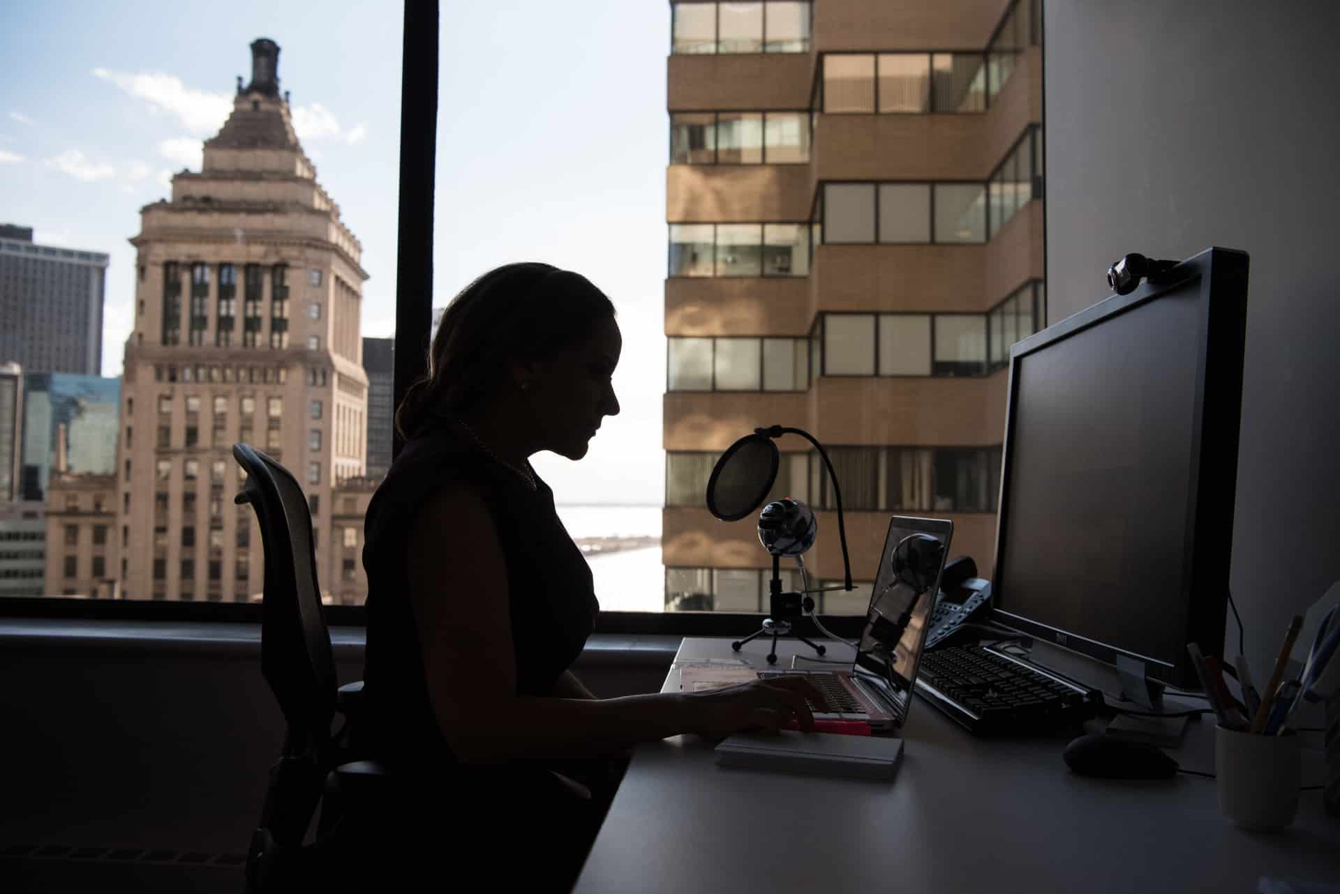 image d'une femme dans un bureau sur un ordinateur